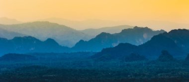 Doğadaki mavi dağ manzarası 
