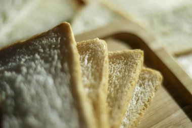 Yakın plan beyaz ekmeği buğdaydan kaydırdı 