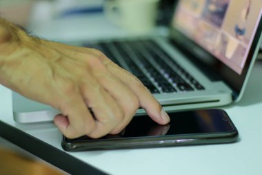 Labaratuar geçmişi olan bir akıllı telefona tek parmak basmak