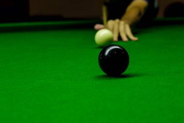 Yeşil bilardo masasında bilardo oynayan adam.