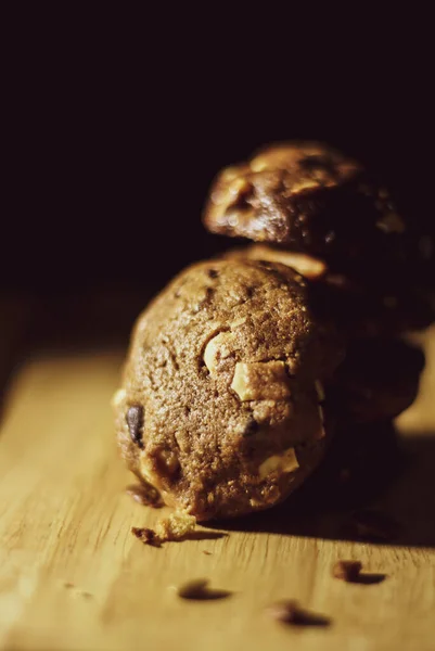 Yapımı Çikolatalı Kurabiyeler Ahşap Masada Siyah Arka Planda — Stok fotoğraf