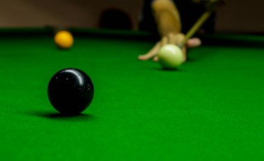 Yeşil bilardo masasında bilardo oynayan adam.