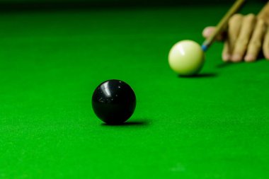 Yeşil bilardo masasında bilardo oynayan adam.