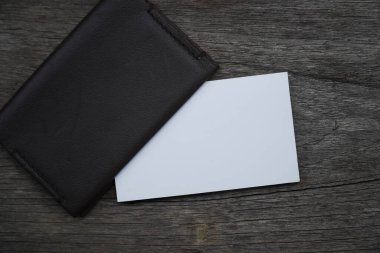 Eski ahşap masa arkasında kart sahibi olan isim kartı modeli