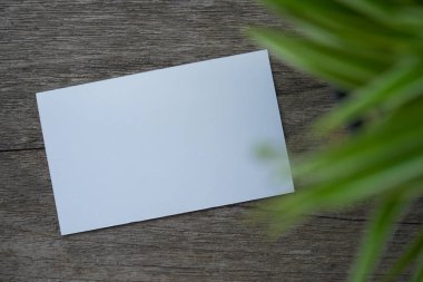 İsim kartı eski ahşap masanın üstünde.