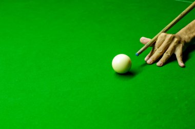 Yeşil bilardo masasında bilardo oynayan adam.