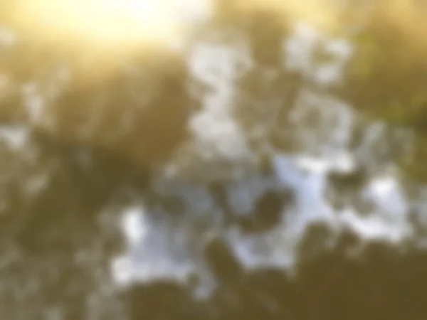 森の長い露出シュールなアブストラクトビューを持つ川の水の風景 ぼやけた背景石コピースペース渓流 抽象的なイメージコンセプト — ストック写真