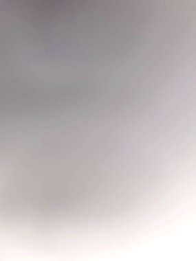 Yüksek açılı resim sisli sabah gökyüzüne karşı dikey olarak. Basit koyu gri, eğimli arkaplan konsepti.