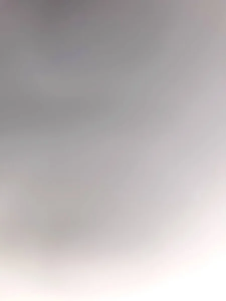 霧の多い朝の空に対して垂直に高い角度の画像 シンプルなダークグレー グラデーションの背景コンセプト — ストック写真