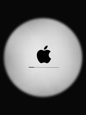 Ranong, Tayland - 118 2023: beyaz siyah arka planlı başlatma işlemi sırasında iPad 2 üzerinde elma logosu.