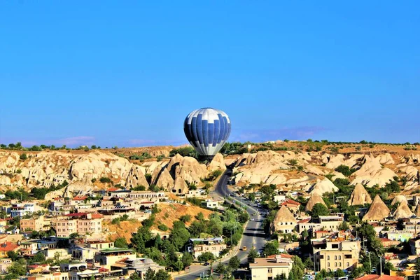 Een Belangrijk Landschap Van Cappadocië Met Laatste Heteluchtballon Die Lager — Stockfoto