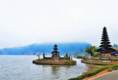 Ulun Danu Beratan Tapınağı 'nın ağır bulutlar ve sisli manzarası, Tabanan Regency, Bali.