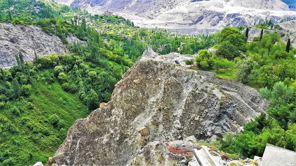 Una Vista Impresionante Los Acantilados Roca Pueblo Verde Karakoram Norte —  Fotos de Stock