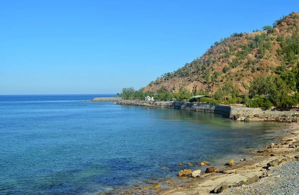 Kayalık tepeli Fujairah plajı deniz manzarası, Birleşik Arap Emirlikleri.