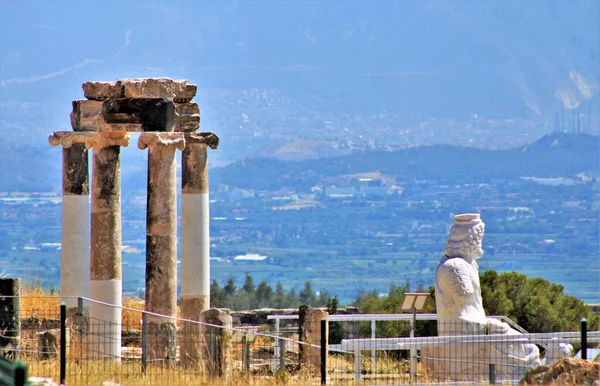 ヘラポリス パムッカレ トルキエのアルテミス像と寺院の風景 — ストック写真
