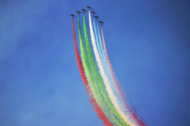 The most spectacular formation manoeuvre of aerobatics, Dubai Air Show.