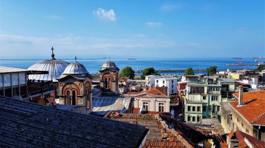 Aya kiryaki kilisesi (St. Kyriaki Ortodoks, Aya Kiryoki Kilisesi) ve Marmara, İstanbul ve Türkiye 'deki yapıların güzel bir manzarası.