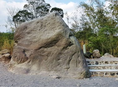 Merapi, Orta Java, Endonezya 'da bulunan Merapi volkanı tarafından oluşturulan uzaylı yüz taşı (tephra).