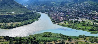 Aragvi Nehri ve Mtkvari Nehri 'nin iki güzel rengi, Mtskheta, Georgia.