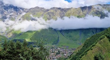 Gergeti Meadow, Stepantsminda, Georgia 'nın güzel doğası ve inanılmaz panoramisi..