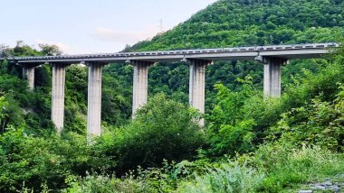 Ananuri Köprüsü 'nün tarihi bir Ananuri şatosu kompleksinden bir manzarası, Georgia.