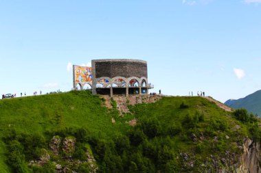 Rusya 'nın Gürcistan Dostluk Anıtı (Georgievsk Antlaşması), Gudauri, Gürcistan Cumhuriyeti.