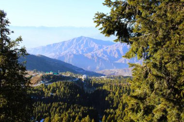 Pakistan 'ın Malam Jabba kentinde kış mevsiminin başlarında güzel bir panoramik dağ manzarası.