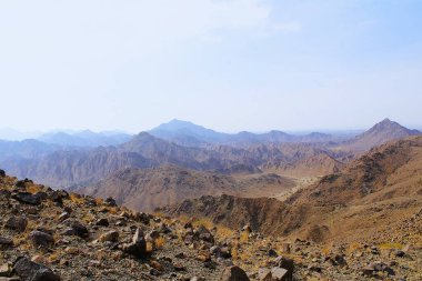 Wadi Shawka patikasının manzarası ve yürüyüş için döngüler.