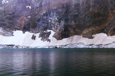 Kalın bulutlardan oluşan manzaralı bir güzellik Kaşmir, Ratti Gali 'nin mavi gölünün üzerine çöker..