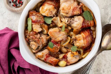 Domuz pastırmalı haşlanmış tavşan, beyaz şarap, soğan ve domuz mantarı..