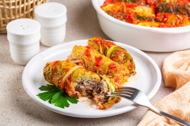 Fırınlanmış lahana ruloları. Domates sosuna sığır eti ve pirinç doldurulmuş.. 