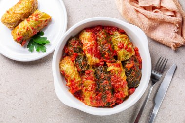 Domates soslu et ve pirinçli lahana dolması..