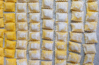 Kare ravioli, dolgulu ev yapımı makarna, ince makarna hamuru ile kaplanmış. Çiğ İtalyan yemeği..