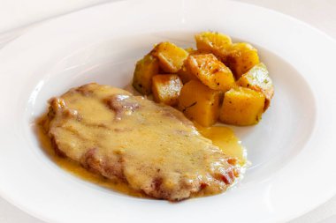 Fırında patates ile Cotoletta alla bolonez, geleneksel Bolonya yemeği, 