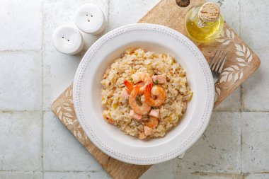 Karidesli risotto, somon, pırasa ve mandalina. Pirinç yemeği. 