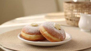 Kahvaltıyı Krapfen 'le, berliner' la, çörekle ya da kremalı bombardıman bombardımanı ile hazırlıyorum. Sıcak çay dökme hareketi..