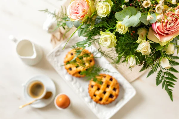 Kwiaty Romantycznym Śniadaniu Wybiórcze Skupienie Blured Mini Tartlet Lub Ciasto — Zdjęcie stockowe