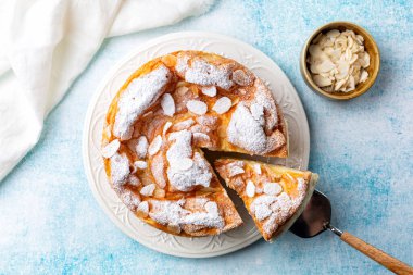 Polonyalı kremalı pasta Karpatka. Karpat dağ muhallebisi, kremalı pasta iki katmanlı choux pastası ve bademli lezzetli hamur işi ve pudra şekeri..