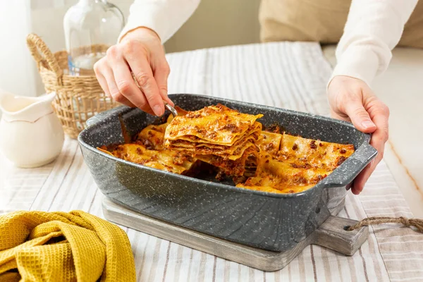 Vrouw Handen Serveren Plating Zelfgemaakte Lasagne Gemaakt Met Vlees Bolognese — Stockfoto