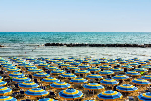 Zomer Blauwe Gele Strand Paraplu Een Zand Ochtend Adriatische Zee — Stockfoto