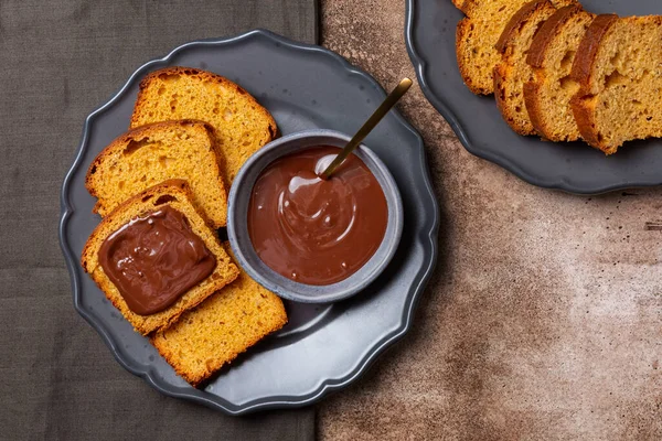 Hausgemachte Süße Integralbrotscheibe Mit Handwerklicher Schokolade Und Haselnusspaste Auf Braunem — Stockfoto