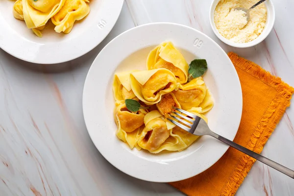 Tortelli Tortelloni Zucca Italiaanse Pasta Pompoen Ravioli Geserveerd Met Boter — Stockfoto