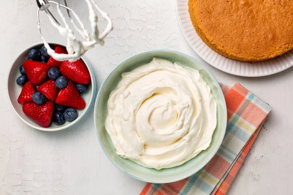 Cooking Whipped Cream Hand Mixer Vanilla Sponge Cake Berries Strawberries — Stock Photo, Image
