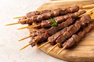  İtalyan kuzu şişi ya da kebap, biberiye ve baharatla Brezilya biberiyesinde pişmiş. Arrosticini..