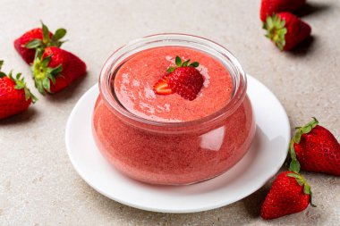 Ev yapımı Çilek Kaymağı. Kremalı, lüks kremalı ve meyveli. Yumurta sarısı ve tereyağıyla karıştırılmış taze çilek, şeker ve limon suyu..  