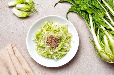 İtalyan hindiba ve ançüez salatası. Insalata di puntarelle alla romana. Tüylü, yabani İtalyan hindiba soslu, sarımsaklı ve zeytinyağı soslu. Roma mutfağı.