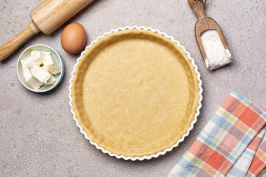 Çiğ, tereyağsız turta hamuru, tarifi için malzemeler, eh, un, tereyağı, ev yapımı turta hamuru. Üst görünüm. 