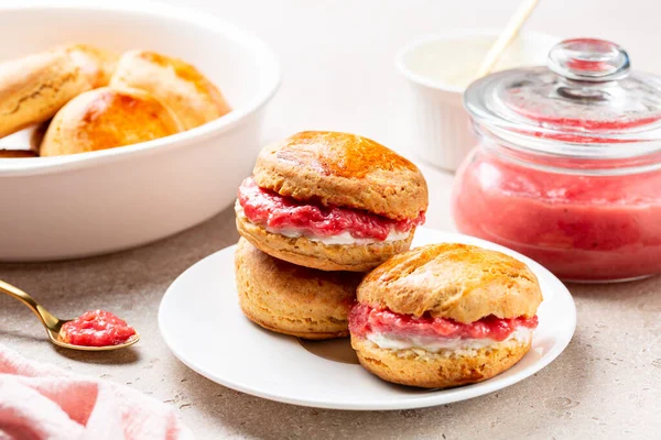 自制的传统英式烤饼 白盘上有凝块奶油和草莓凝块 茶时间 有选择的重点 — 图库照片