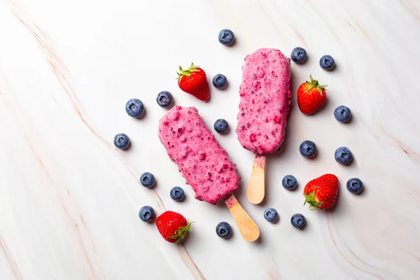 Fruit Berry Ice Cream Stick Fresh Blueberries Strawberries Popsicle Top — Stock Photo, Image