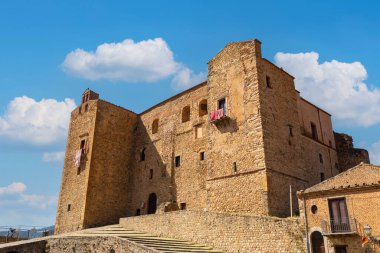 Sicilya 'da küçük bir ortaçağ kasabasında Ventimiglia Castelbuono Kalesi. Yaz zamanı. Ağustos 2023.
